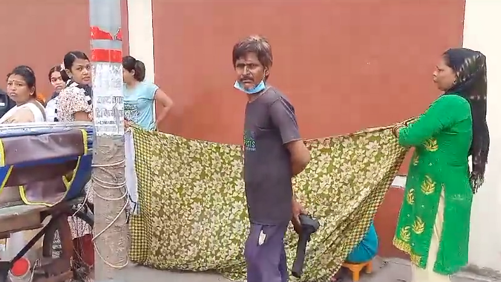 लखनऊ में राजभवन के बाहर साढ़े चार माह की गर्भवती ने बच्चे को दिया जन्म