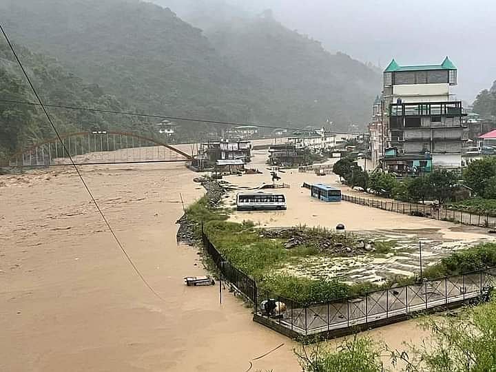हिमाचल प्रदेश में बारिश और भूस्खलन से हाहाकार, अब तक 50 लोगों की मौत, निचले इलाकों में घुसा पानी
