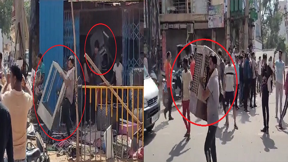 गुरुग्राम में दुकान से कूलर लूटकर ले जाते उपद्रवी।