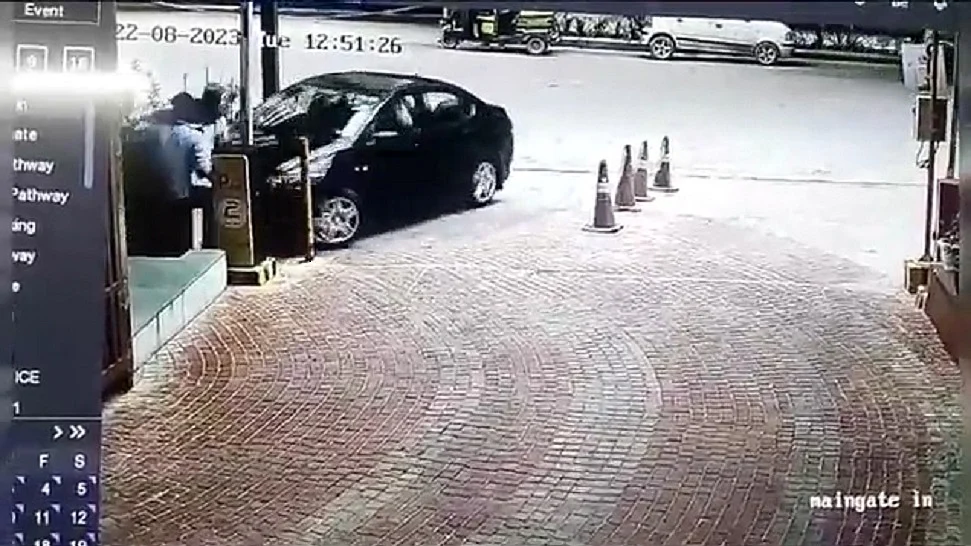 ग्रेटर नोएडा में महिला ने तीन लोगों पर चढ़ाई कार, फिर बेटी के साथ जमकर काटा बवाल