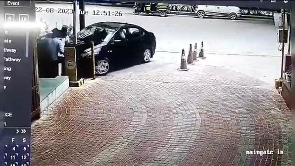 ग्रेटर नोएडा में महिला ने तीन लोगों पर चढ़ाई कार, फिर बेटी के साथ जमकर काटा बवाल