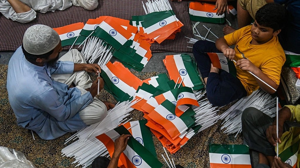 जब देश में ही बन जाएं दो अलग-अलग दुनिया तो फिर कैसी आजादी?