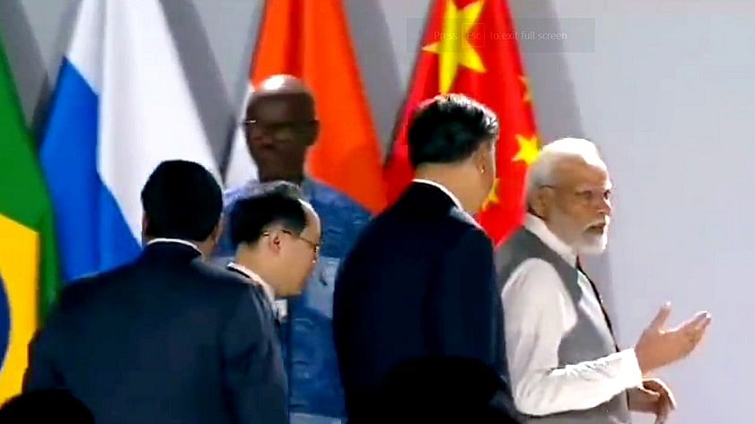 ब्रिक्स शिखर सम्मेलन में मोदी-जिनपिंग बात करते आए नजर