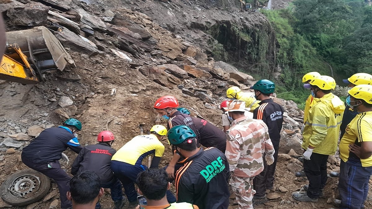 उत्तराखंड: रुद्रप्रयाग में सड़क से मलबा हटाते समय क्षतिग्रस्त कार से 5 लाशें बरामद, भूस्खलन से बंद हुई थी सड़क