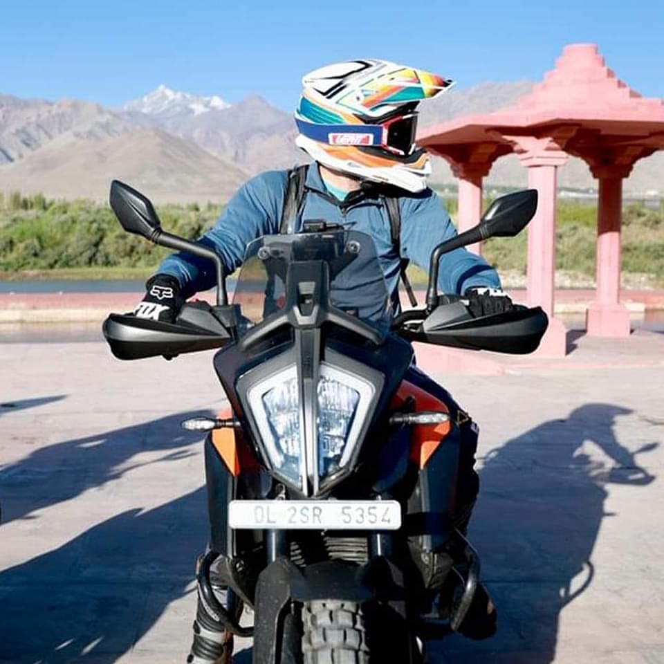 कांग्रेस सांसद राहुल गांधी लद्दाख में बाइक राइडिंग करते दिखे