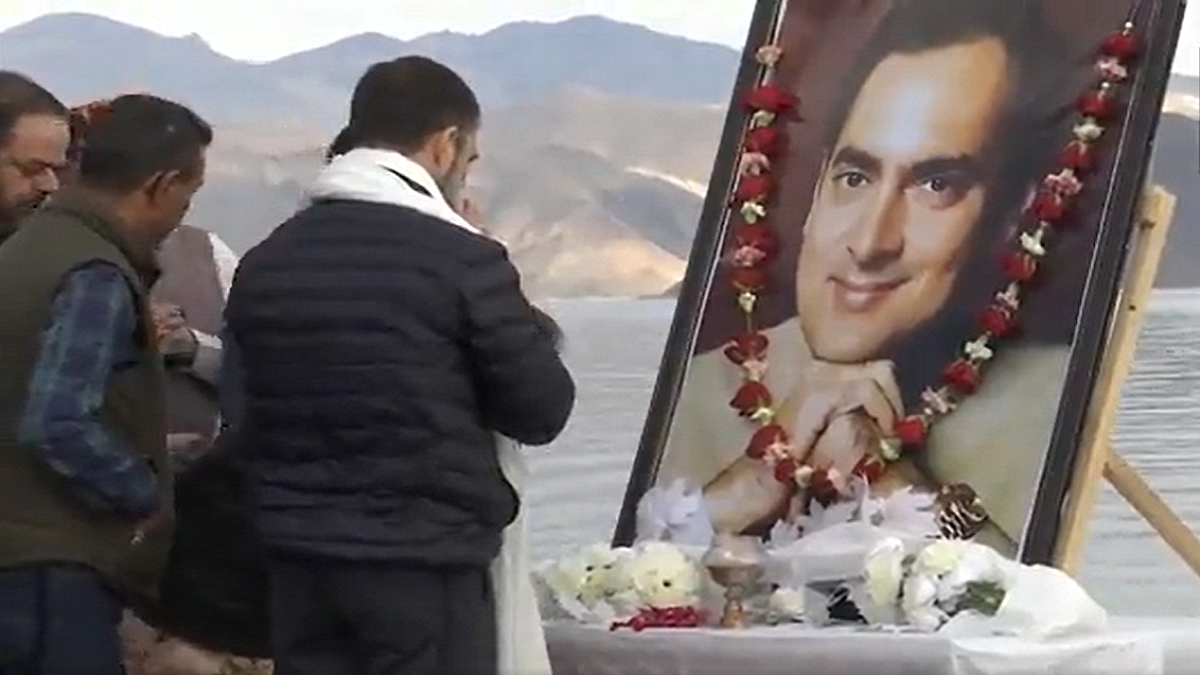 लद्दाख में पैंगोंग झील के किनारे राहुल गांधी ने पूर्व प्रधानमंत्री राजीव गांधी को श्रद्धांजलि अर्पित की।