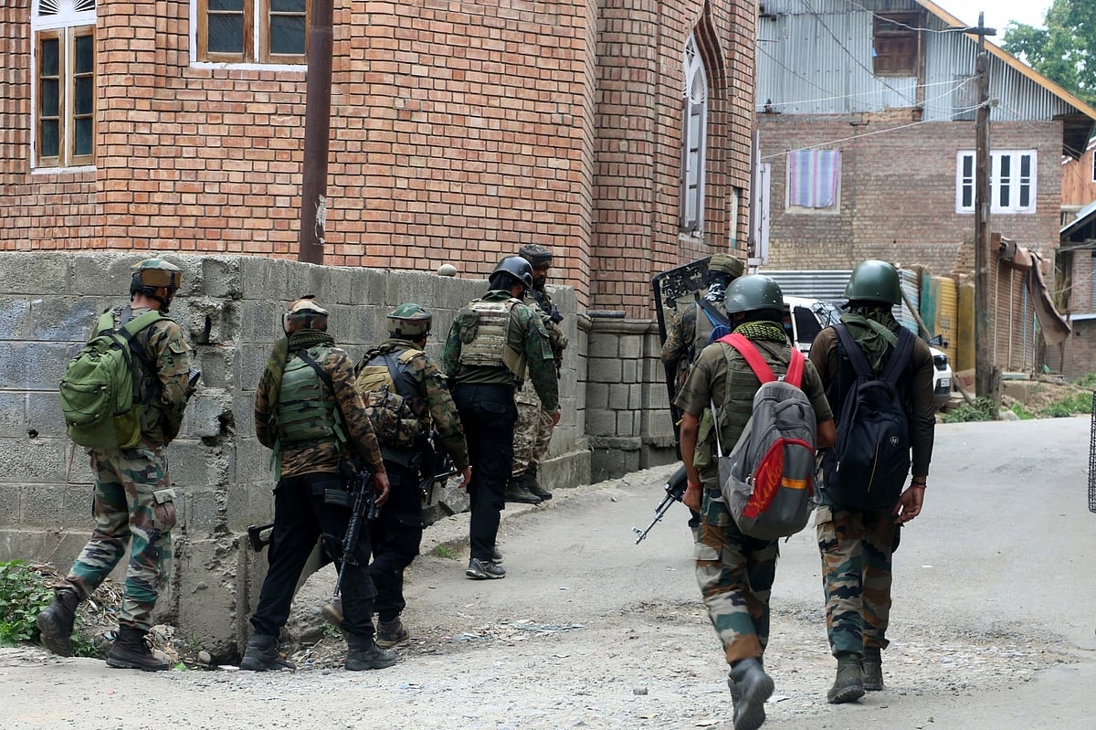 जम्मू-कश्मीर के कुलगाम में आतंकियों से मुठभेड़, सेना के 3 जवान शहीद
