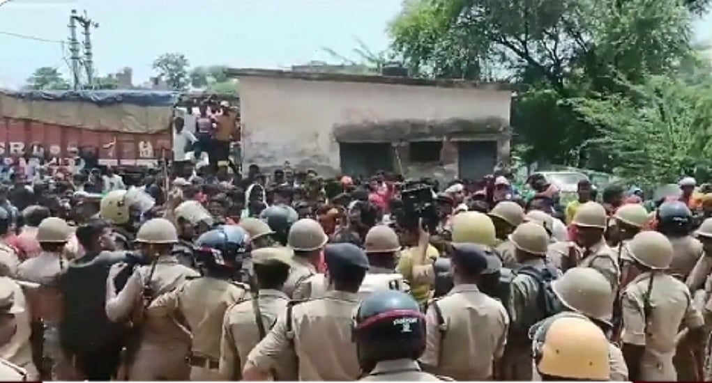 प्रयागराजः बहन से छेड़खानी का विरोध करने पर छात्र की हत्या पर बवाल, लोगों ने थाना घेरा, बुलडोजर कार्रवाई की मांग