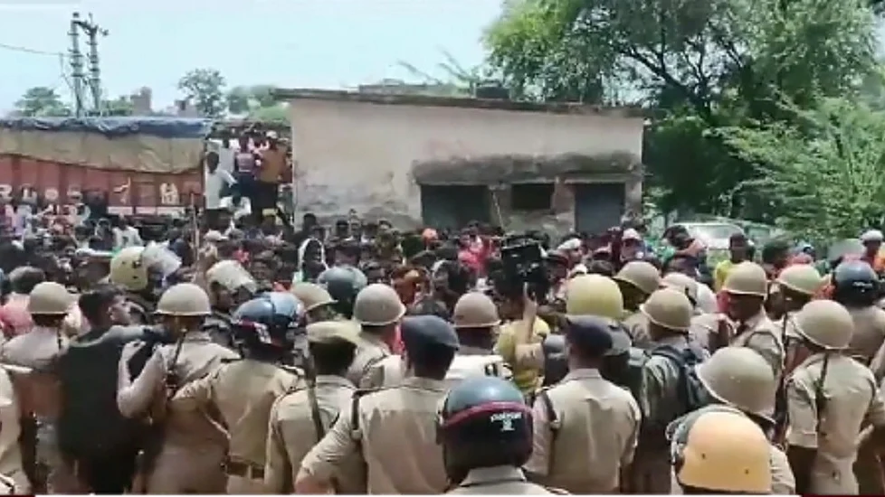 प्रयागराज में बहन से छेड़खानी का विरोध करने पर छात्र की हत्या पर बवाल