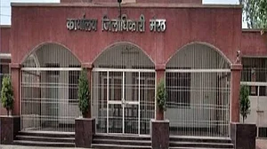 UP: मेरठ कलेक्टर ने लगाई 'वेस्टर्न कपड़ों' पर पाबंदी, उल्लंघन करने पर होगी कार्रवाई