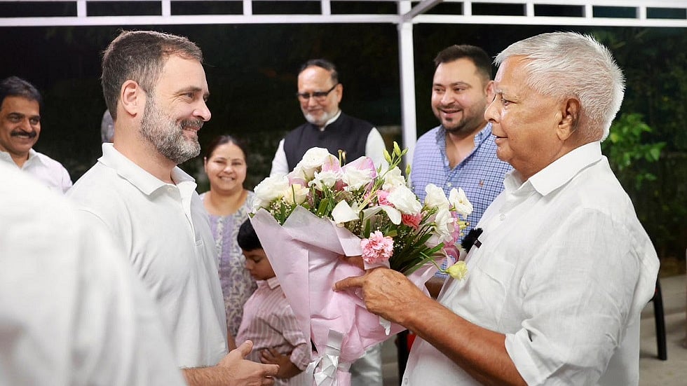 सुप्रीम कोर्ट के फैसले के बाद लालू यादव से मिलने पहुंचे राहुल गांधी