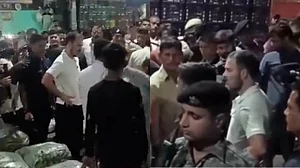 दिल्ली: राहुल गांधी 4 बजे सुबह में ही पहुंचे आजादपुर मंडी, सब्जी विक्रेताओं और व्यापारियों से की बात