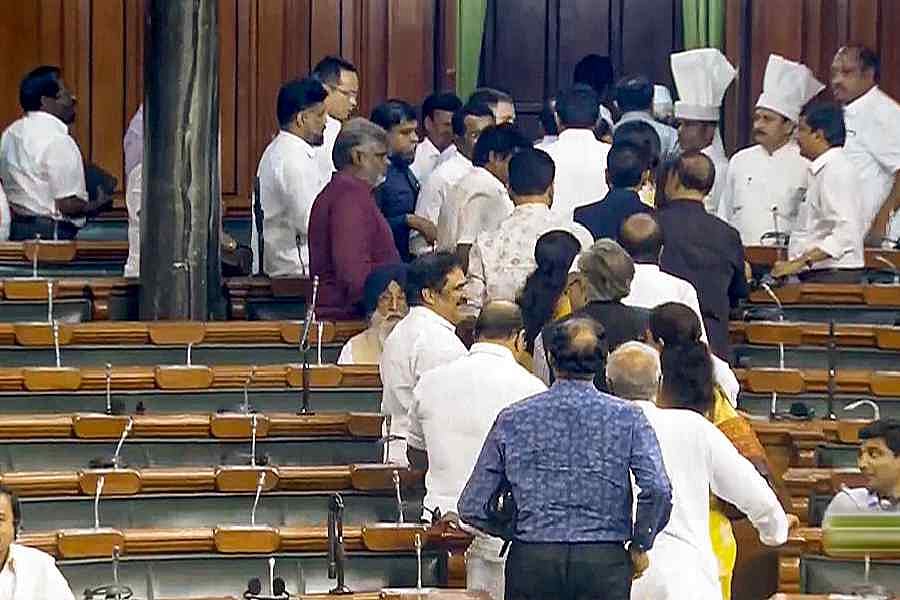 मणिपुर पर सवालों के जवाब दिए बिना ही पीएम ने दो घंटे लंबा दिया भाषण, विपक्ष के वॉकआउट के बीच अविश्वास प्रस्ताव गिरा