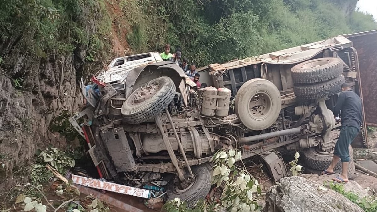 जम्मू-कश्मीर: उधमपुर में डंपर के खाई में गिरने से तीन लोगों की मौत, एक घायल