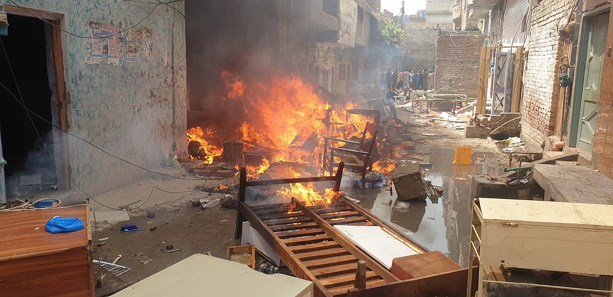 विष्णु नागर का व्यंग्य: नफ़रत ब्रांड के उत्पाद के यहां कई नाम, लव जिहाद, गोहत्या... 