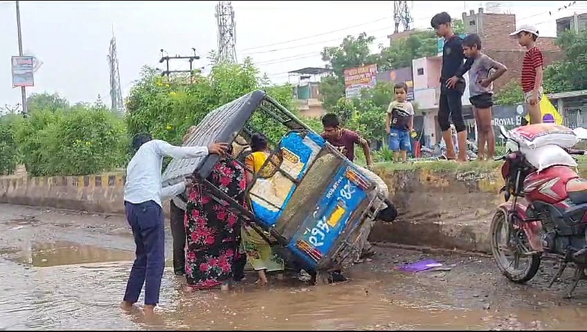 गाजियाबाद में दो घंटे की बारिश ने नगर निगम की खोली पोल, कई इलाके जलमग्न, तालाब में बदली सड़कें