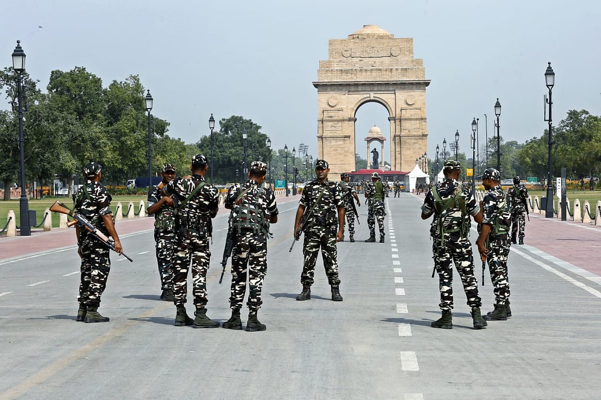 सुरक्षा में किसी तरह को कोई चूक ना हो इसके लिए दिल्ली पुलिस ने एंटी रॉयट इक्यूपमेंट और एंटी प्रोटेस्ट इक्यूपमेंट से लैस विक्रांत गाड़ियों को राजधानी के हर जिले में तैनात कर दिया गया है।