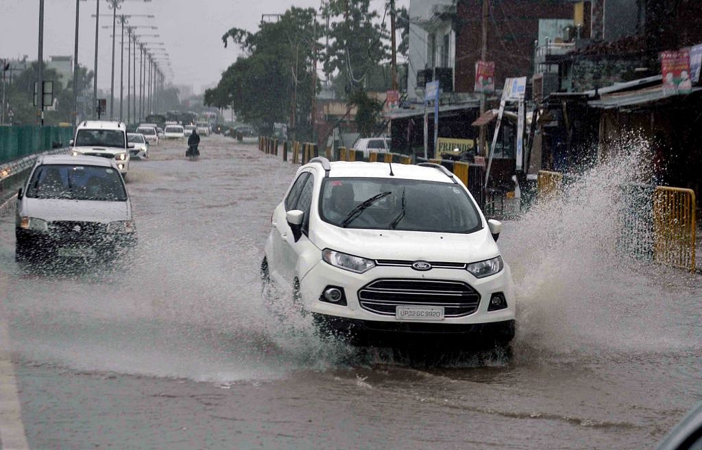 यूपी में भारी बारिश, लखनऊ में कई स्थानों पर जलभराव, स्कूल और कॉलेज बंद, मुरादाबाद में कई ट्रेनें निरस्त 