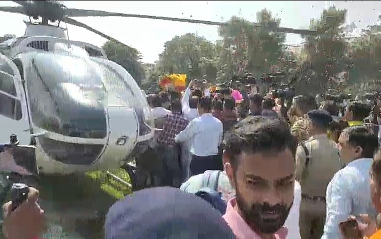 CM धामी की सुरक्षा में चूक, मंत्री और विधायक के साथ पार्टी कार्यकर्ताओं का हुजूम हेलीकॉप्टर तक पंहुचा 