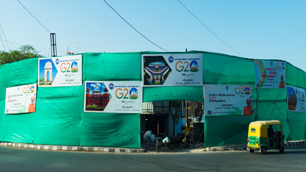 दिल्ली में जी20 समिट के दौरान पर्दे से ढकी गईं झुग्गियां।