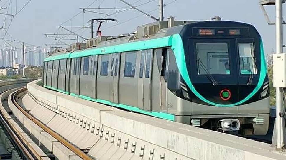 UP: नोएडा में मेट्रो स्टेशन पर तमंचा लेकर पहुंच गया युवक, और फिर...