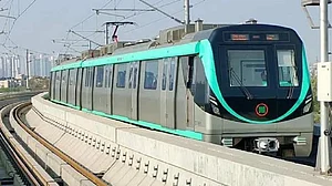 UP: नोएडा में मेट्रो स्टेशन पर तमंचा लेकर पहुंच गया युवक, और फिर...