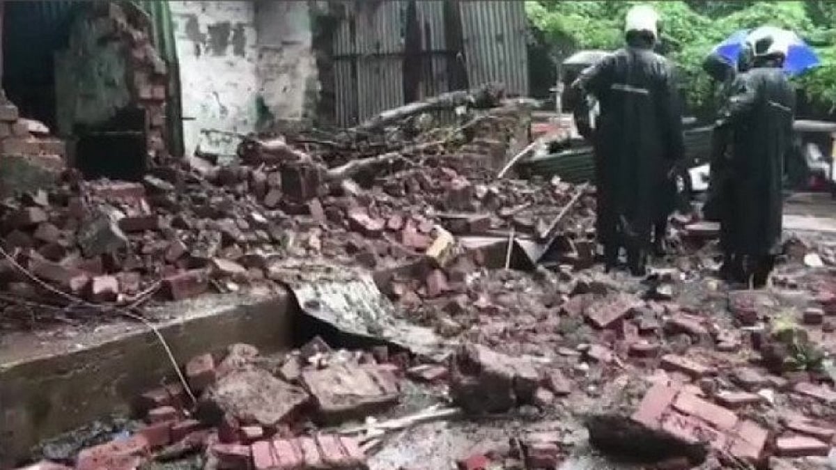 महाराष्ट्र के भिवंडी में दो मंजिला इमारत गिरी।