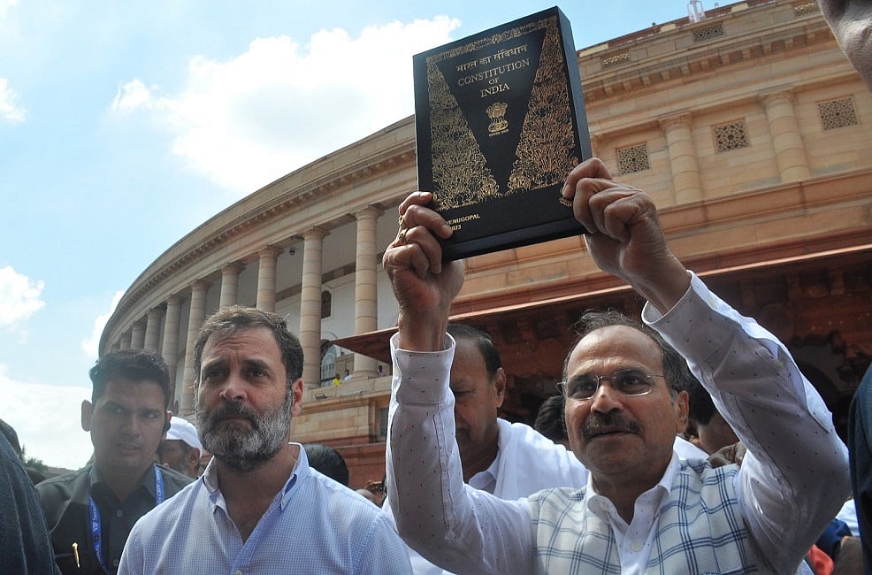 कांग्रेस सांसद पुरानी संसद से संविधान की प्रति लेकर नए भवन में हुए दाखिल, हर हाल में रक्षा का दिया भरोसा