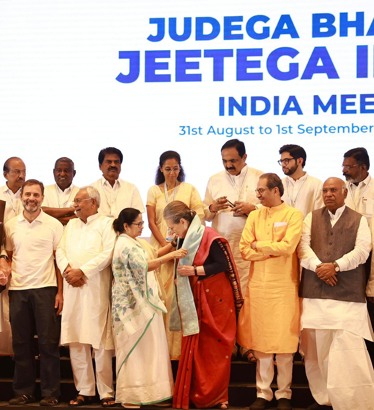 मुंबई में 'INDIA' का दूसरे दिन मंथन, गठबंधन के नेताओं ने बैठक से पहले ग्रुप फोटो के लिए दिया पोज़