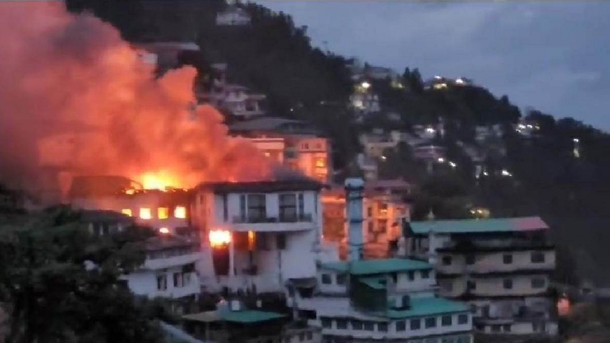 मसूरी के एक होटल में लगी आग।