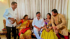 कर्नाटक में बीजेपी की हालत खराब, पार्टी के प्रमुख नेताओं का डिप्टी सीएम शिवकुमार से मिलना जारी