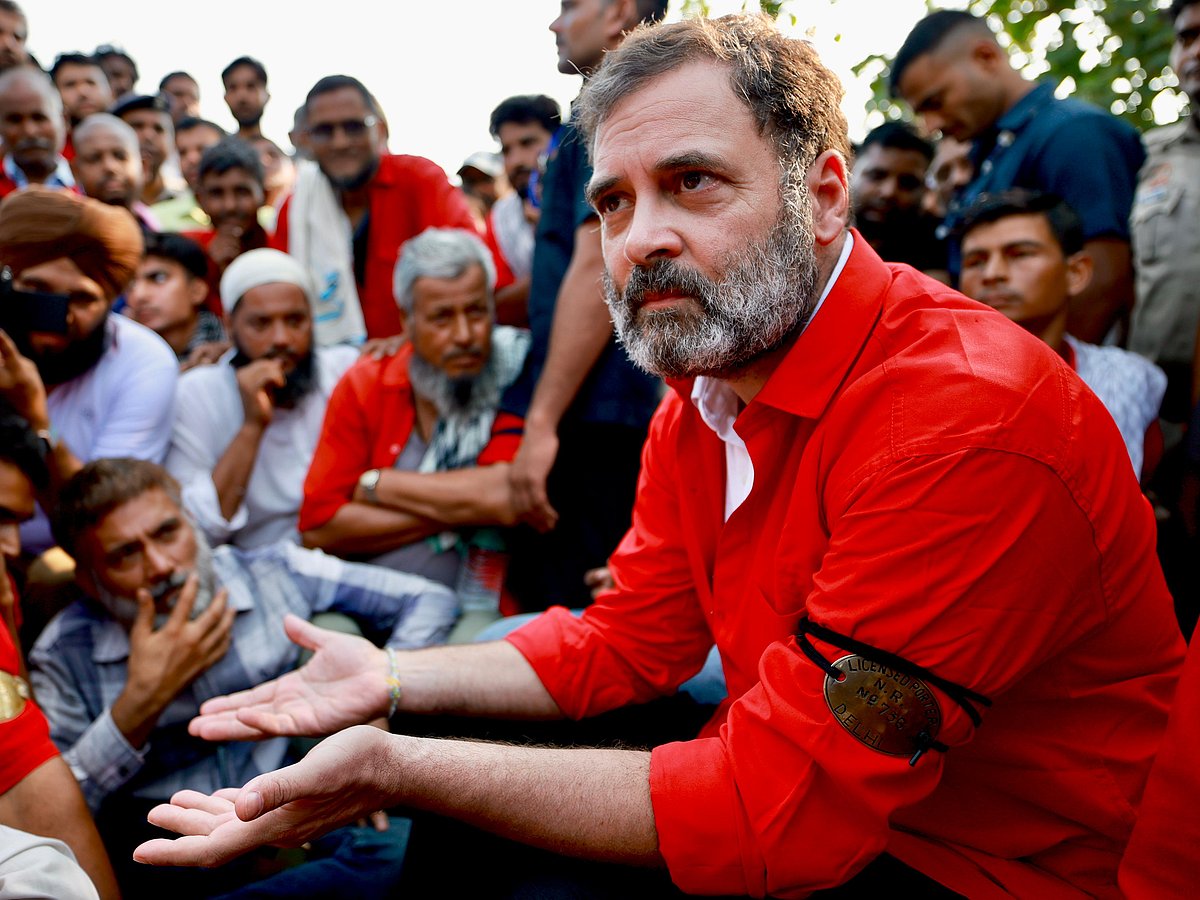 वीडियो: आनंद विहार रेलवे स्टेशन पहुंचे राहुल गांधी ने कुलियों का सुना दर्द, कुली की ड्रेस पहनकर सामान भी उठाया