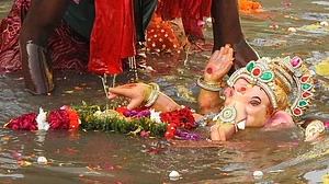 महाराष्ट्र में गणेश प्रतिमा विसर्जन के दौरान हादसा, चार लोग डूबे, 13 लापता