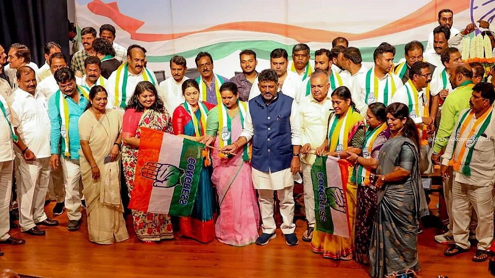 कर्नाटक में BJP और JDS के 15 से ज्यादा नेता कांग्रेस में शामिल