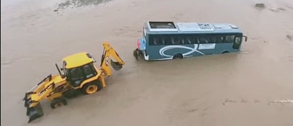 यूपी: बिजनौर में नदी के तेज बहाव में फंसी बस, सभी यात्रियों को सुरक्षित निकाला गया, देखें रेस्क्यू का वीडियो