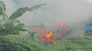 यूपी के कौशांबी में जमीन विवाद में बवाल, 3 लोगों की हत्या, पीड़ित परिवार ने आरोपियों के कई घरों को किया आग के हवाले