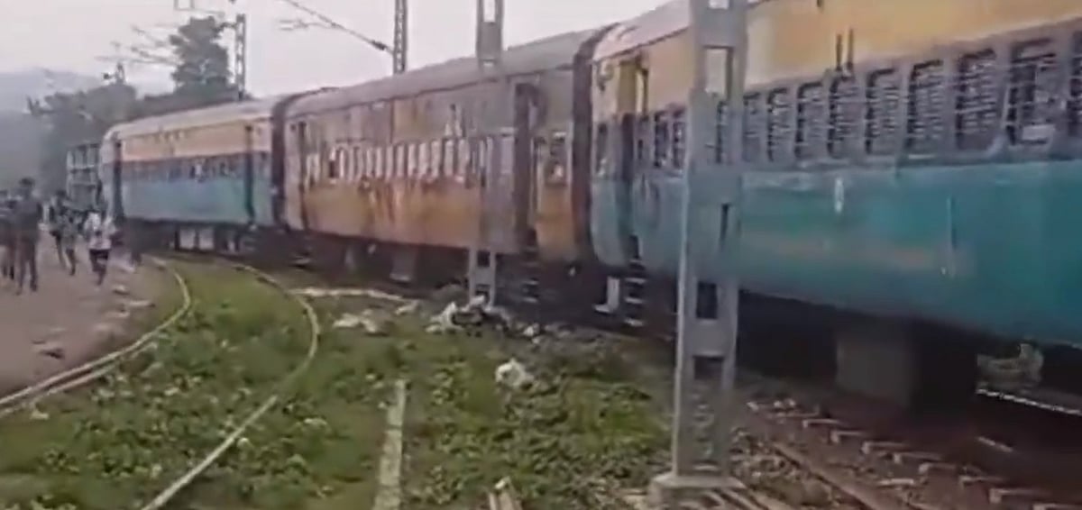 साहिबगंज में बगैर इंजन के ही ट्रैक पर दौड़ी ट्रेन, स्टेशन पर मच गई अफरा-तफरी, देखें वीडियो