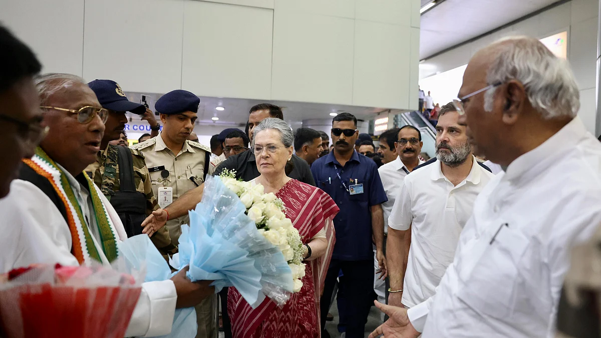 कांग्रेस कार्य समिति की बैठक में शामिल होने के लिए हैदराबाद पहुंचे कांग्रेस के शीर्ष नेता।