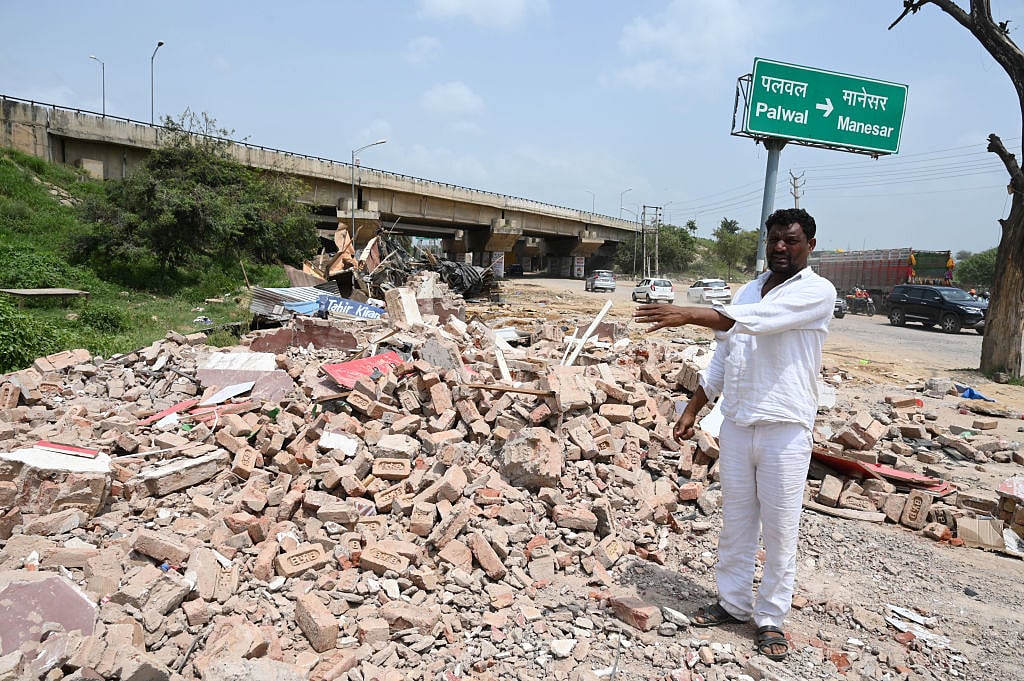 अख्तर हुसैन जिनकी खड़खड़ी मोड़ स्थित दुकान को गिरा दिया गया (Getty Images)