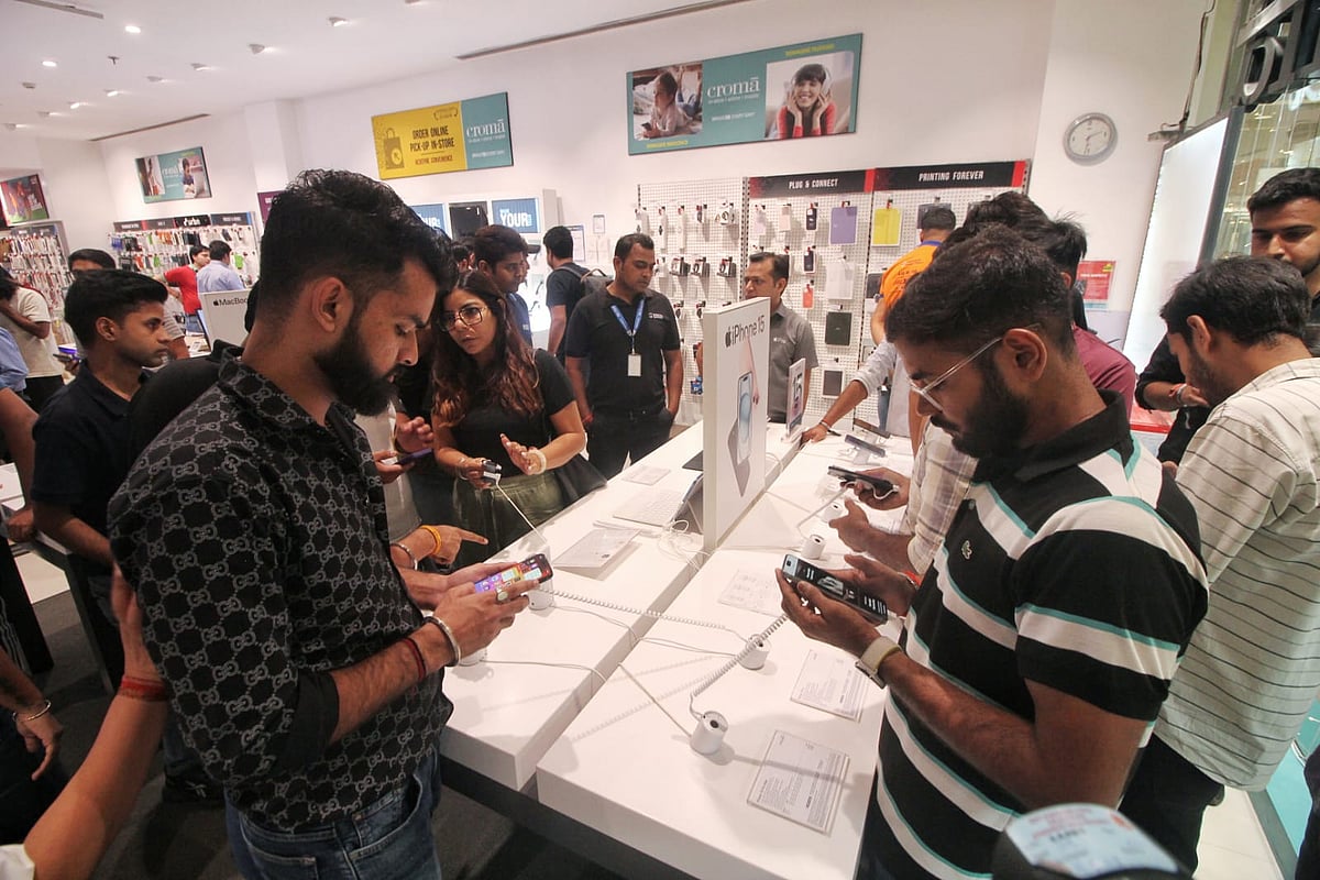 Apple लवर्स की लग गई लाइन! 'मेक इन इंडिया' आईफोन खरीदने के लिए सैकड़ों लोगों की लगी कतार 