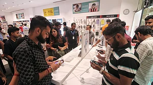 Apple लवर्स की लग गई लाइन! 'मेक इन इंडिया' आईफोन खरीदने के लिए सैकड़ों लोगों की लगी कतार