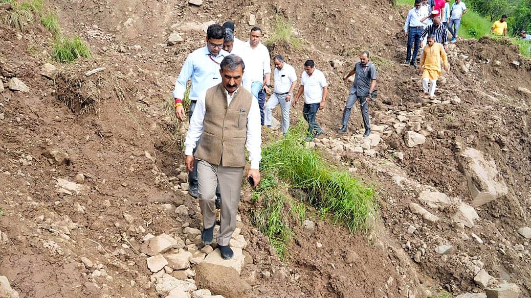 हिमाचल को बचाने में जुटे हैं मुख्यमंत्री सुक्खू, पिछली सरकारों की गलतियों को भी सुधारना होगा उन्हें