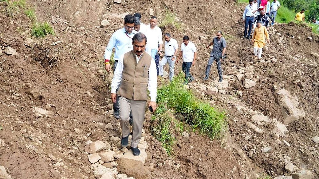 हिमाचल प्रदेश में इस साल हुई बेतहाशा बारिश से तबाही में राहत कार्यों की निगरानी करते मुख्यमंत्री सुखविंदर सिंह सुक्खू (फोटो : आईएएनएस)