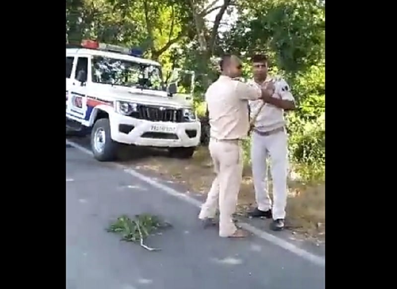 बिहार पुलिस के जवानों में बीच सड़क पर जमकर मारपीट, किरकिरी के बाद एसपी ने किया लाइन हाजिर
