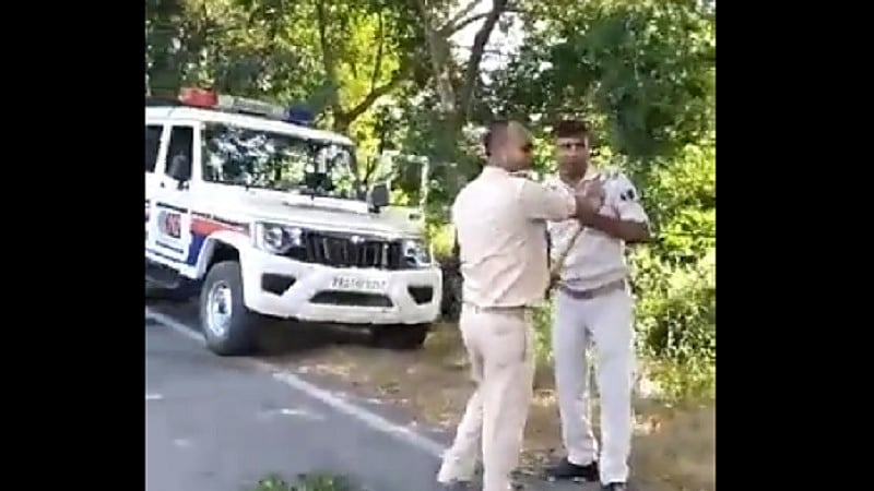 बिहार पुलिस के जवानों में बीच सड़क पर जमकर मारपीट