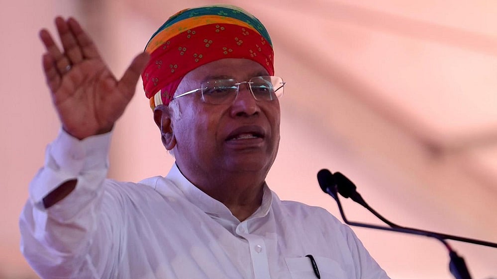 खड़गे का राष्ट्रपति को पत्र: सैनिक स्कूलों का ‘निजीकरण’ का कदम वापस लिया जाए