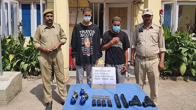 बारामूला में आतंकी मॉड्यूल का भंडाफोड़, लश्कर-ए-तैयबा के 2 सहयोगी गिरफ्तार, मौके से  हथियार बरामद  