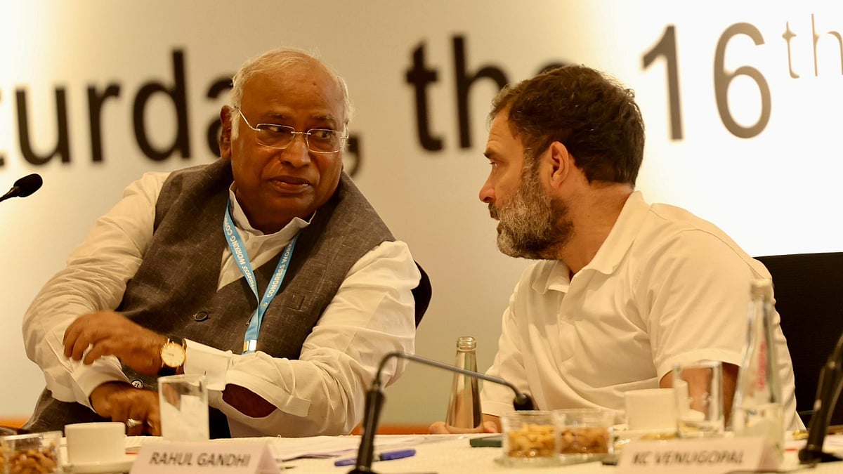 देश के ज्वलंत मुद्दों से लोगों का ध्यान भटका रही है मोदी सरकार, इसकी मंशा से सतर्क रहना जरूरी: खड़गे