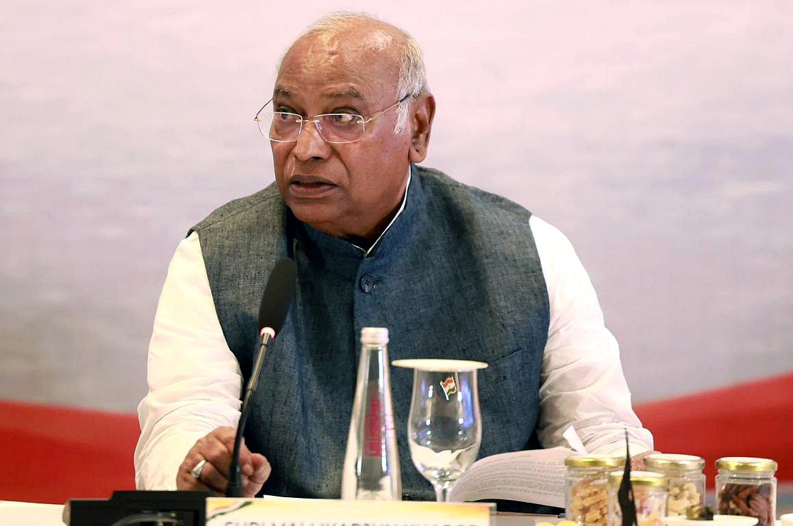 युवाओं के दिल और दिमाग में एक क्रूर मजाक की तरह गूंजता है 2 करोड़ नौकरियों का वादा, मोदी सरकार ने उनका भविष्य छीन लिया: खड़गे