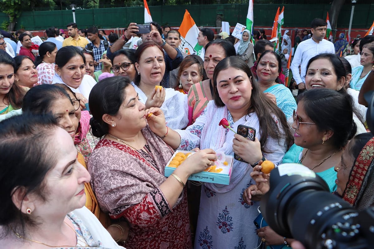 महिला कांग्रेस के कार्यकर्ताओं में इस बिल को लेकर खुशी का माहौल है। कांग्रेस कार्यकर्ताओं ने एक दूसरे को मिठाई खिलाकर खुशी का इजहार किया।
